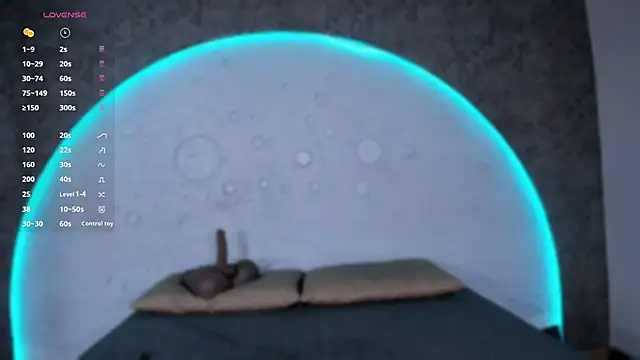 ReinaChloe online show from March 21, 4:21 pm