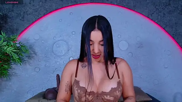 ReinaChloe online show from April 29, 4:22 pm