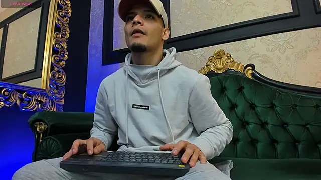 Snapshot of AlessandroKiing chatting on September 28, 2:33 pm AlessandroKiing online show from September 28, 2:33 pm