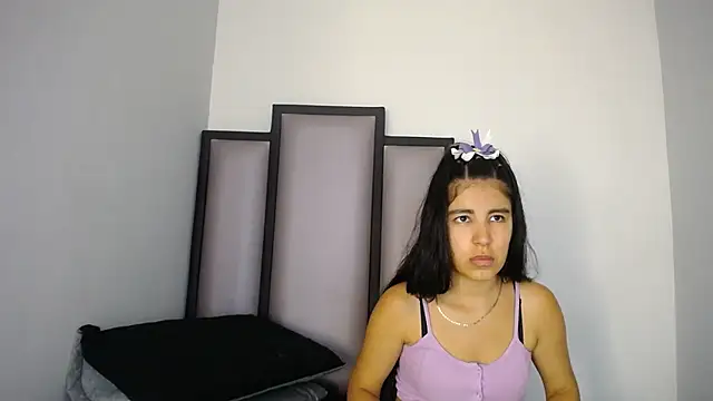 Snapshot of Lucy-23 chatting on October 4, 4:32 am Lucy-23 online show from October 4, 4:32 am