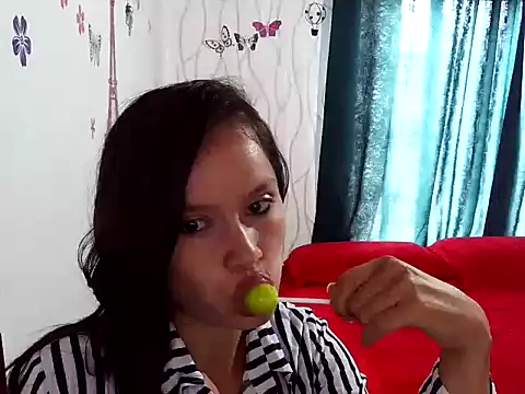 Snapshot of FrecitaRoja chatting on October 16, 3:57 pm FrecitaRoja online show from October 16, 3:57 pm