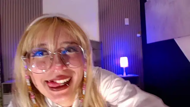 Snapshot of rihonna_hs8 chatting on October 8, 7:33 pm rihonna hs8 online show from October 8, 7:33 pm