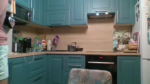 ALICAINWONDERLAND online show from December 17, 5:30 pm