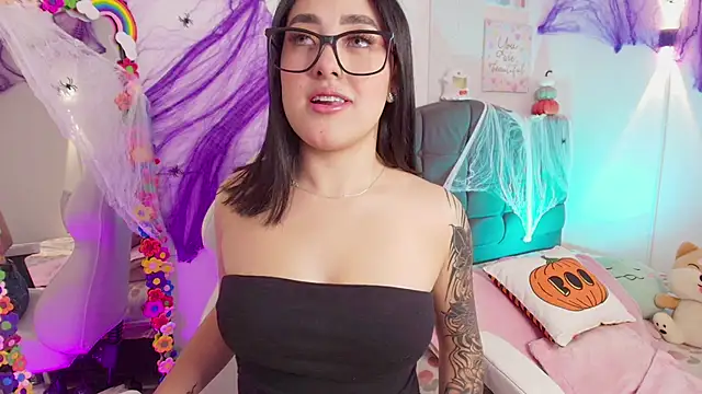 Snapshot of justonecute chatting on October 5, 11:24 pm justonecute online show from October 5, 11:24 pm