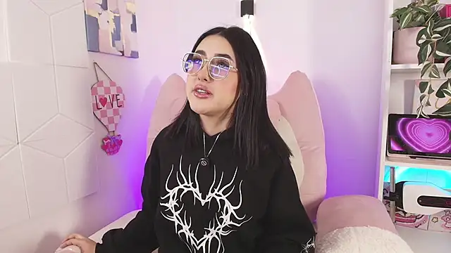 justonecute online show from May 4, 11:12 pm