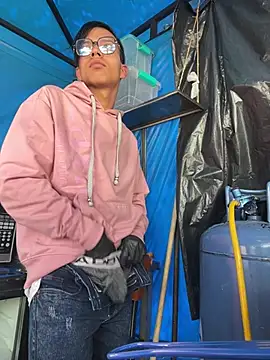 Snapshot of diegoand0911 chatting on April 2, 3:42 pm diegoand0911 online show from April 2, 3:42 pm