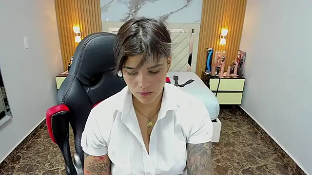 KAROLLJONES1 online show from October 30, 7:36 pm