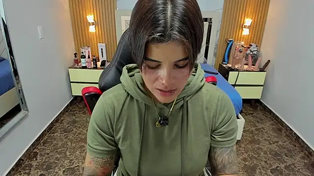 KAROLLJONES1 online show from December 2, 7:42 pm