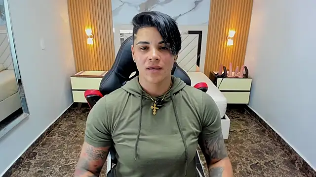 KAROLLJONES1 online show from May 4, 7:32 pm