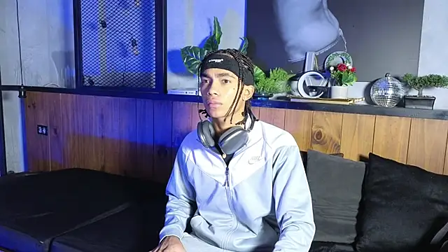 AlanCutee online show from May 3, 1:28 pm