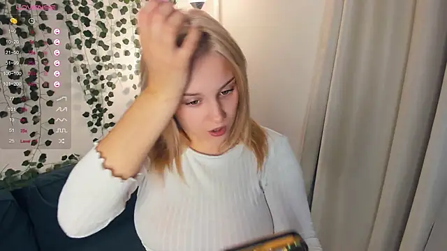 Snapshot of little__caprice chatting on September 22, 6:10 pm little caprice online show from September 22, 6:10 pm
