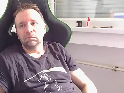 Snapshot of kristianss08 chatting on April 14, 8:20 am kristianss08 online show from April 14, 8:20 am