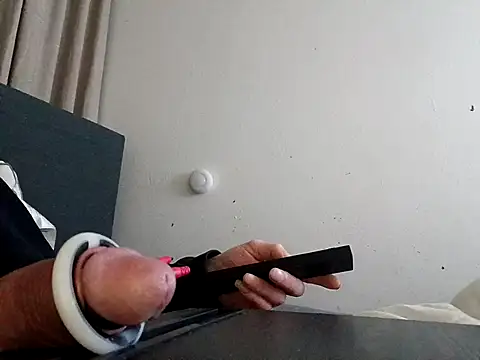 Snapshot of handsome8inchh chatting on March 2, 12:35 am handsome8inchh online show from March 2, 12:35 am