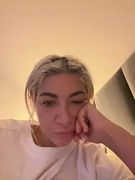 Snapshot of ElsaSinn chatting on October 5, 2:32 am ElsaSinn online show from October 5, 2:32 am