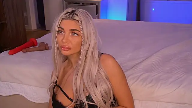 Snapshot of ElsaSinn chatting on October 13, 4:01 am ElsaSinn online show from October 13, 4:01 am