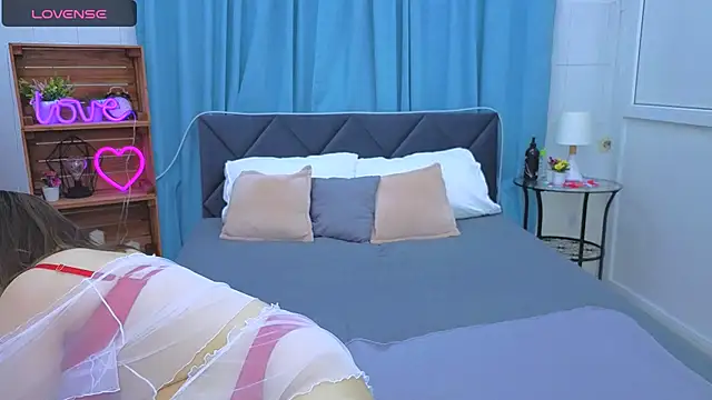 Laura Ellinss online show from October 7, 7:05 am