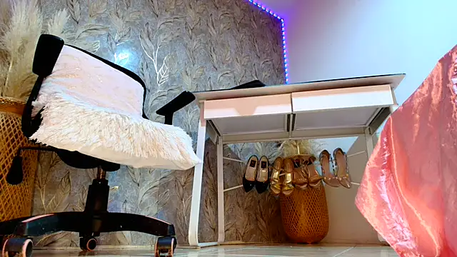 miss rouss22  online show from July 28, 3:21 pm