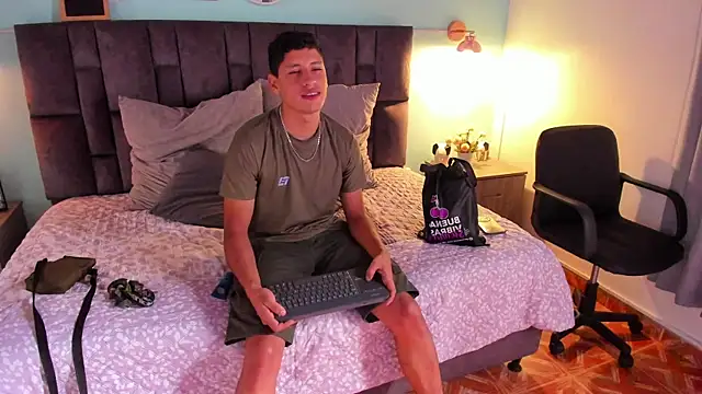 Snapshot of LaynorRoss_ chatting on September 8, 7:35 pm LaynorRoss online show from September 8, 7:35 pm