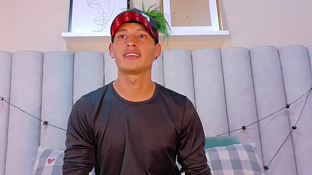 Snapshot of LaynorRoss_ chatting on February 18, 8:05 pm LaynorRoss online show from February 18, 8:05 pm