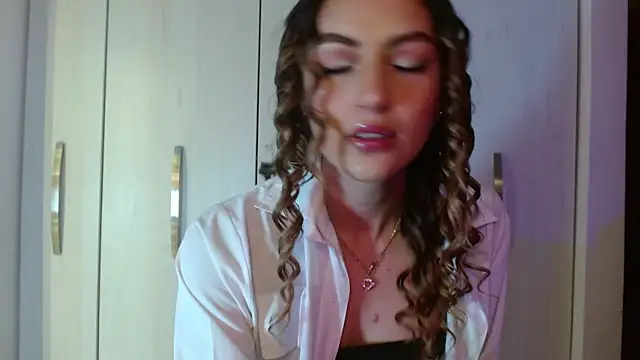 Snapshot of Ayleen_m chatting on May 28, 11:13 pm Ayleen m online show from May 28, 11:13 pm