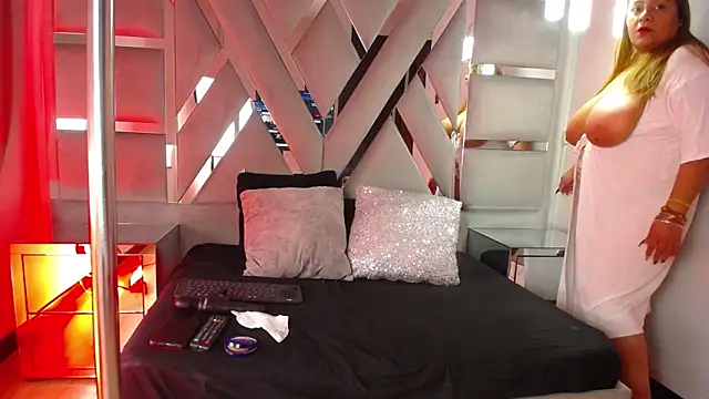 Snapshot of MonzerratBoyer chatting on October 6, 6:38 pm MonzerratBoyer online show from October 6, 6:38 pm