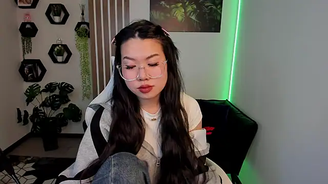 LunaPurrr online show from February 3, 6:40 am