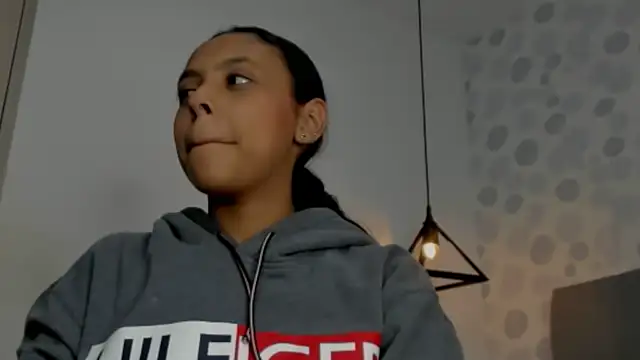 sophiasweet  1 online show from December 15, 1:59 pm