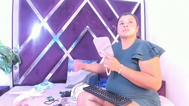 Snapshot of luzenaasm chatting on October 31, 4:35 am luzenaasm online show from October 31, 4:35 am