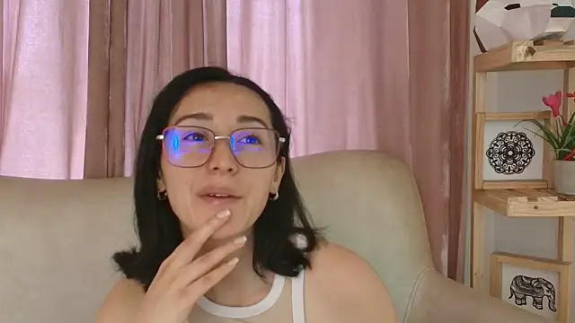 Snapshot of Ginevra_esposito chatting on April 8, 12:38 pm Ginevra esposito online show from April 8, 12:38 pm
