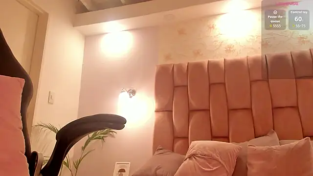 aishathornee online show from January 18, 1:15 pm