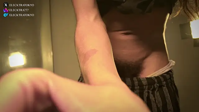 Snapshot of alexxatokyo chatting on February 19, 1:01 am alexxatokyo online show from February 19, 1:01 am