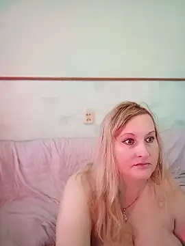 Snapshot of XHelenaX90 chatting on February 25, 10:03 am XHelenaX90 online show from February 25, 10:03 am