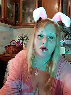 Snapshot of XHelenaX90 chatting on April 3, 6:28 pm XHelenaX90 online show from April 3, 6:28 pm