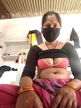 Snapshot of Hot-ilaiy chatting on February 10, 10:52 am Hot-ilaiy online show from February 10, 10:52 am