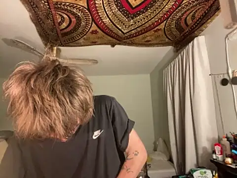 Snapshot of XanderOzzz chatting on April 1, 9:32 am XanderOzzz online show from April 1, 9:32 am