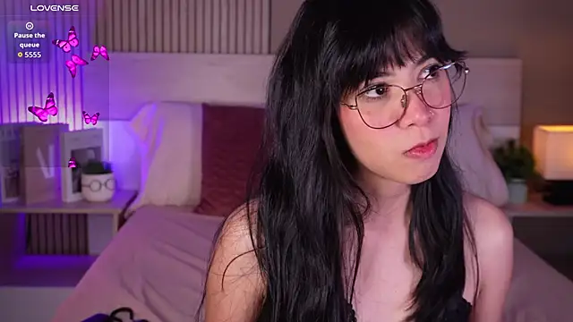 aprilqueenie online show from May 15, 7:43 pm