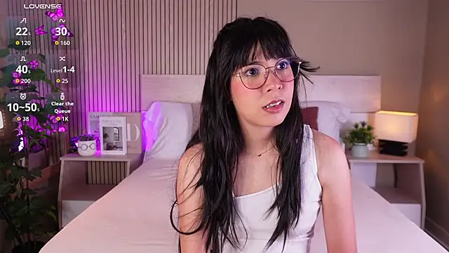aprilqueenie online show from June 26, 7:40 pm