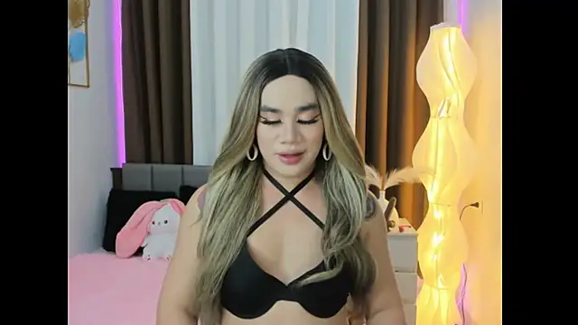 Malia Nicole online show from October 16, 4:30 pm