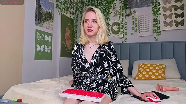 EmmaNovak online show from December 3, 4:05 pm