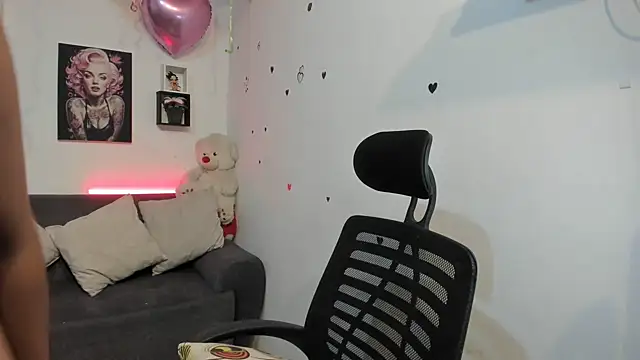 Snapshot of anastasia_tuya chatting on April 1, 7:53 am anastasia tuya online show from April 1, 7:53 am