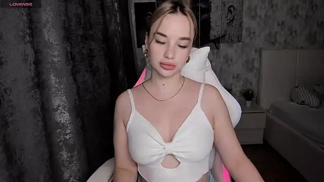 KiraKrox online show from October 18, 7:25 pm