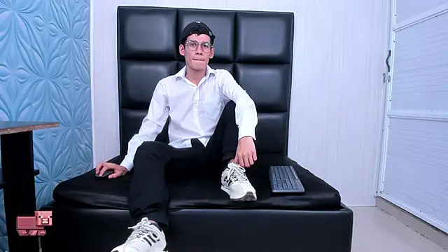 Snapshot of LittleMax23 chatting on September 23, 12:52 pm LittleMax23 online show from September 23, 12:52 pm