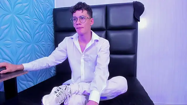 Snapshot of LittleMax23 chatting on September 30, 11:59 am LittleMax23 online show from September 30, 11:59 am