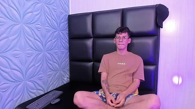 Snapshot of LittleMax23 chatting on October 2, 12:01 pm LittleMax23 online show from October 2, 12:01 pm