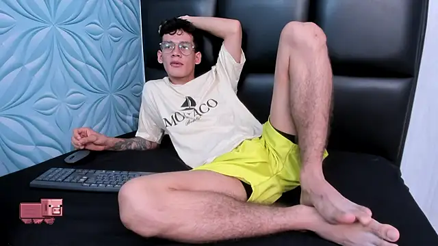 Snapshot of LittleMax23 chatting on October 8, 12:58 pm LittleMax23 online show from October 8, 12:58 pm