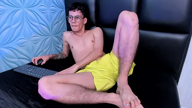 Snapshot of LittleMax23 chatting on October 10, 11:53 am LittleMax23 online show from October 10, 11:53 am