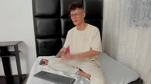 Snapshot of LittleMax23 chatting on October 18, 1:12 pm LittleMax23 online show from October 18, 1:12 pm