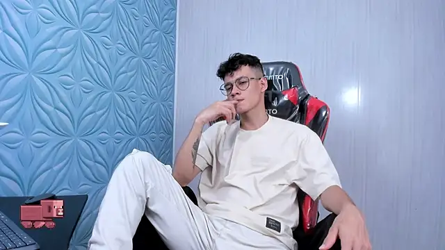 Snapshot of LittleMax23 chatting on October 19, 4:35 am LittleMax23 online show from October 19, 4:35 am