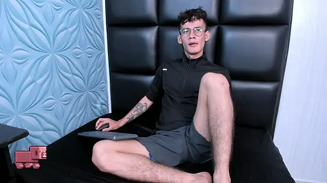 Snapshot of LittleMax23 chatting on October 24, 12:56 pm LittleMax23 online show from October 24, 12:56 pm