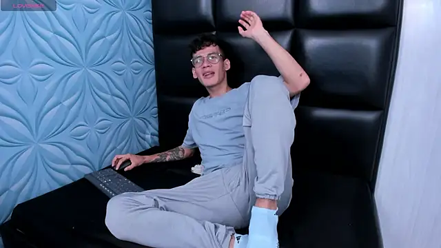 Snapshot of LittleMax23 chatting on October 30, 12:39 pm LittleMax23 online show from October 30, 12:39 pm